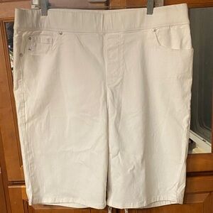 Gloria Vanderbilt Slimming  White Size 14 Mom Shorts